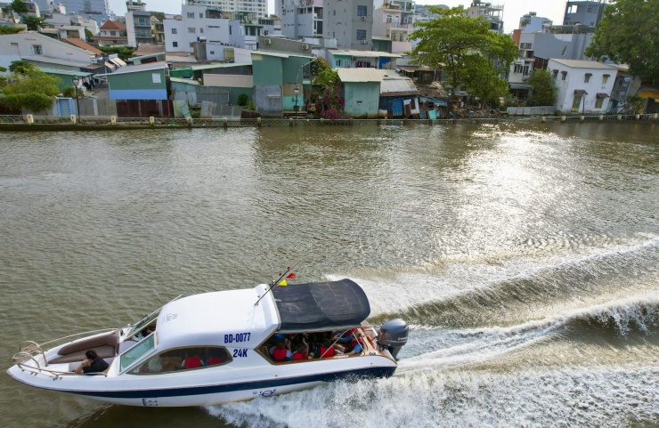 UBND quận Bình Thạnh đã tổ chức di dời, tháo dỡ nhà 15 hộ dân nằm trong phạm vi nguy cơ sạt lở nguy hiểm, đồng thời tiếp tục rào chắn khu vực sụt lún không cho người dân đi lại để đảm bảo an toàn.