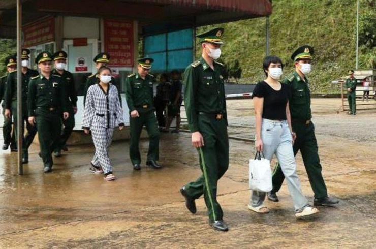 Hai nạn nhân được giải cứu đưa về Việt Nam qua Cửa khẩu Quốc tế Cầu Treo (Hà Tĩnh). Ảnh: MT.