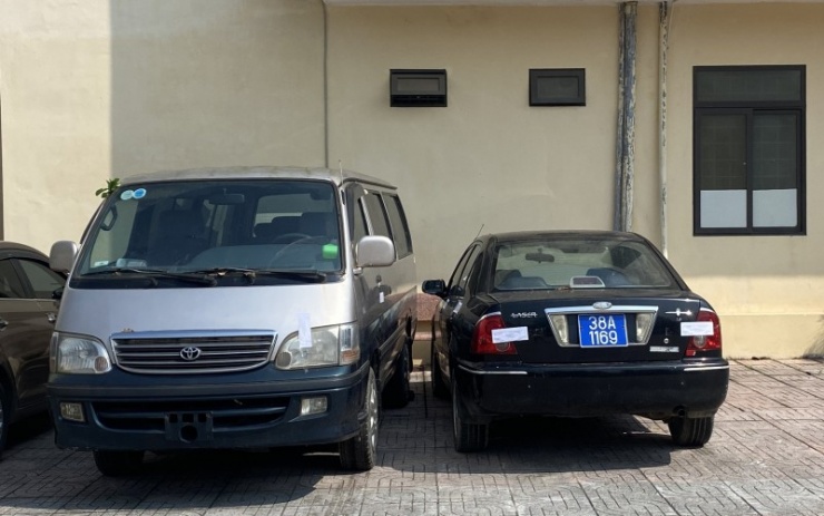 Hai chiếc xe đang bị Công an TP Hà Tĩnh tạm giữ để xử lý theo quy định.