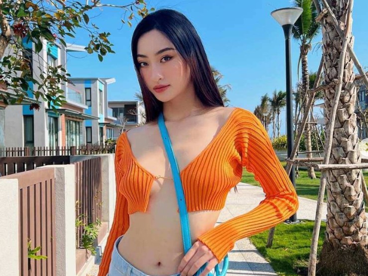 Chưa đến hè, loạt áo lấp lửng 1 khuy "chưa chạm đã rơi" nhanh chóng trở thành hot trend được các cô gái châu Á yêu thích.
