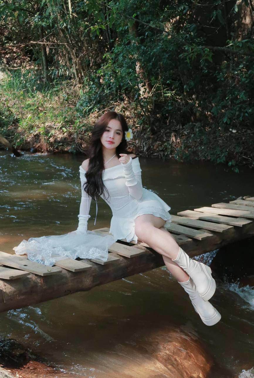 "Vợ sắp cưới 2k1 của Phạm Thoại" da trắng dáng xinh, mê mặc khoe body - 1
