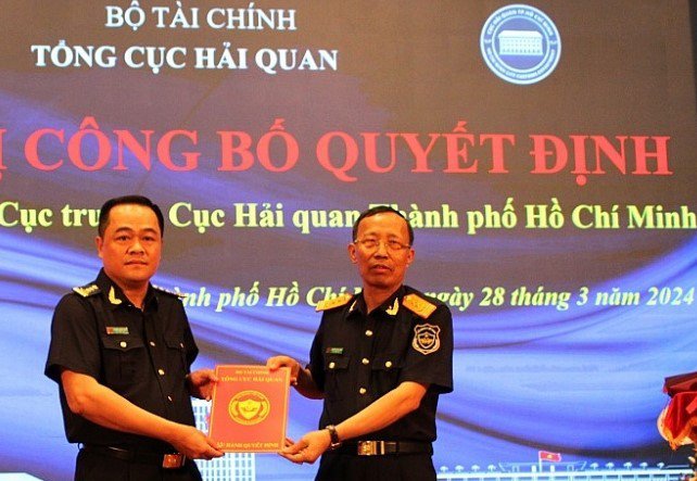 Tổng cục trưởng Tổng cục Hải quan Nguyễn Văn Cẩn (phải) trao quyết định bổ nhiệm cho ông Nguyễn Hoàng Tuấn. Ảnh: Thu Dịu