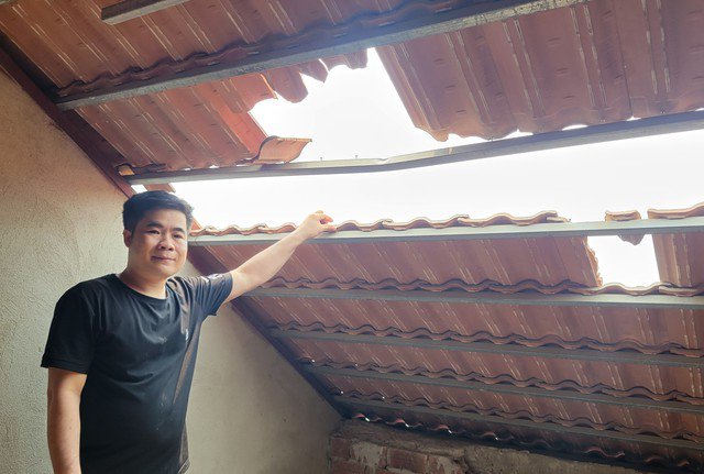 Nhà ông Phạm Văn Hùng (xóm 9, xã Minh Tân) vỡ tan mái ngói sau sự việc nổ mìn khai thác đá