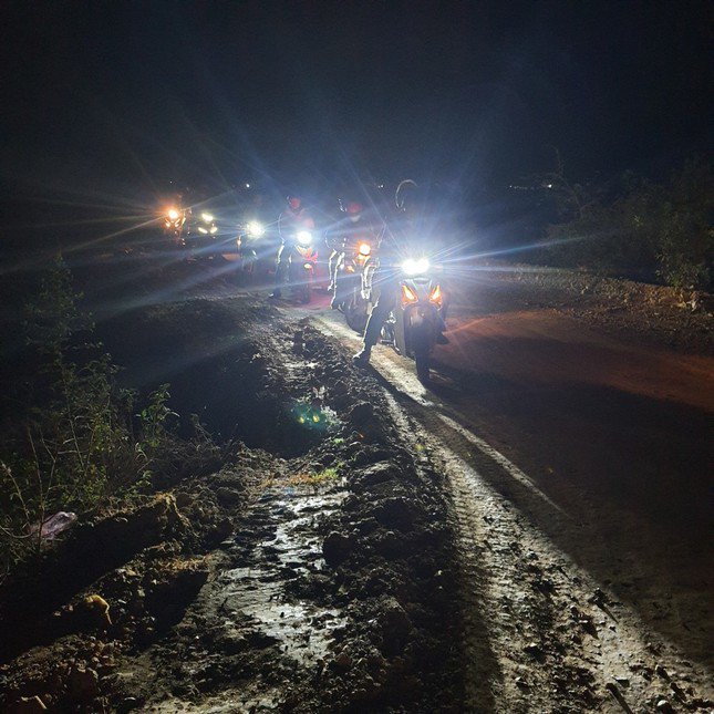 Lực lượng công an chia thành các tổ tuần tra xuyên đêm