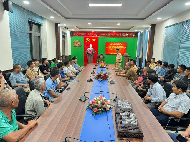 Công an huyện Krông Pắc phổ biến quy định pháp luật đến lái xe phục vụ cao tốc