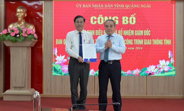 Ông Ngô Văn Dụng (trái) nhận quyết định bổ nhiệm từ lãnh đạo UBND tỉnh Quảng Ngãi. Ảnh: T.Trực