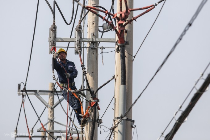 Công nhân điện lực TP HCM làm việc trên đường dây ở Thủ Đức ngày 25/4/2019. Ảnh: Thành Nguyễn