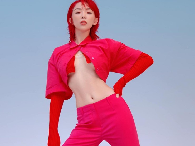 Tóc Tiên với outfit ấn tượng khi phối 2 chiếc áo 1 khuy với nhau.
