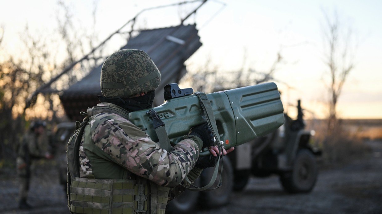 Một binh sĩ Nga sử dụng vũ khí chống máy bay không người lái (UAV) tại một khu vực không xác định ở vùng Donetsk.