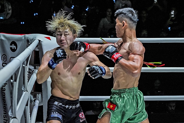 Quốc Tuấn hạ knock-out&nbsp;Yuya Jonishi ở đầu hiệp 3 bằng những đòn tay cực nặng