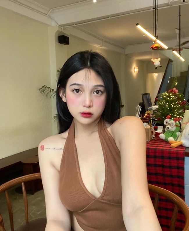 Huỳnh Thị Khánh Linh (sinh năm 1997, quê Gia Lai) là gương mặt nổi bật trên mạng xã hội Instagram. 
