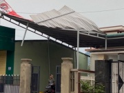 Tin tức trong ngày - Lốc xoáy ở Quảng Trị giật bay hàng chục mái nhà