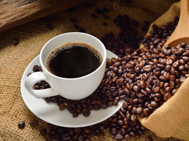 Cà phê là loại đồ uống lợi tiểu, dễ kích thích bàng quang khiến bạn đi tiểu nhiều hơn.&nbsp;