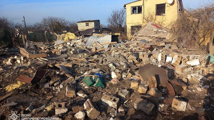 Các tòa nhà dân cư bị hư hại trong cuộc tấn công bằng tên lửa và máy bay không người lái tại tỉnh Dnipropetrovsk ngày 29-3. Ảnh: REUTERS
