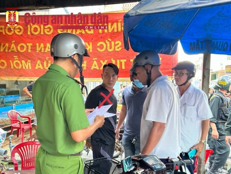 Hung thần Hiếu gà (áo đen), bị bắt về hành vi cho vay lãi nặng.&nbsp;