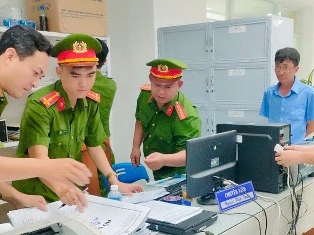 Công an khám xét nơi làm việc của 2 bị can. Ảnh: CA.