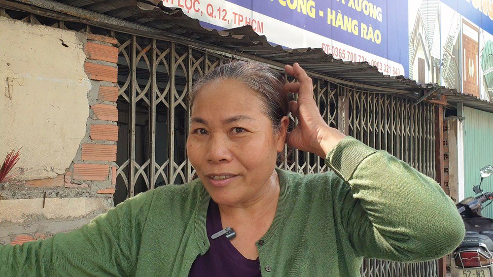 Bà Thoan cho biết con khỉ đã cắn trúng chân của mình hôm mùng 8 Tết. Ảnh: NT