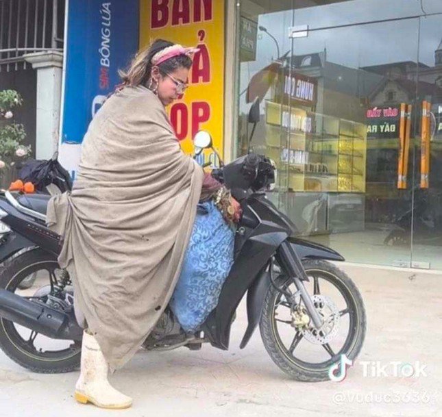 Hình ảnh Bella cùng chiếc xe máy của anh Việt Anh được chia sẻ trên mạng xã hội.