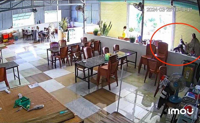 Hình ảnh được trích xuất từ camera phát hiện người phụ nữ có biệt danh Bella đã vào nhà anh Việt Anh và lấy chiếc xe máy đi.