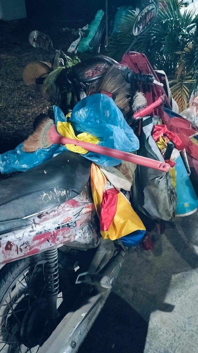 Chiếc xe máy cũ cùng đồ đạc của Bella để lại hiện trường.