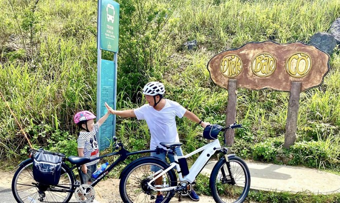Anh Phương và con gái, bé Kim Hương chinh phục đỉnh Bàn Cờ, nơi được mệnh danh "Nóc nhà của Đà Nẵng" bằng xe đạp đôi, tháng 3/2023. Ảnh: Nhân vật cung cấp