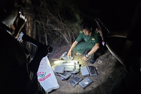 Phát hiện bao tải chứa 21 gói nghi ma túy ở bờ biển Vũng Tàu
