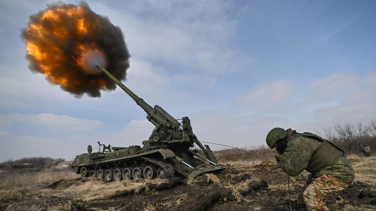 Pháo tự hành khai hỏa trong xung đột ở Ukraine.