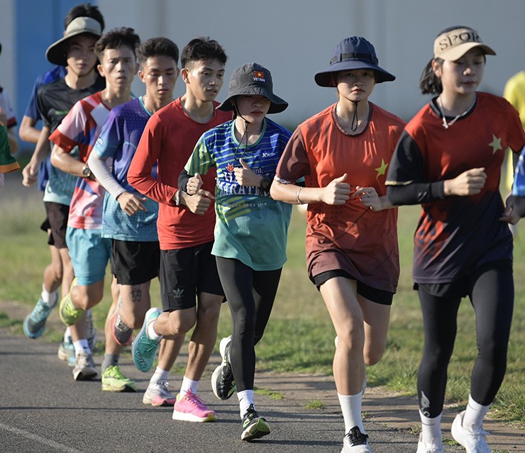 Các VĐV đội điền kinh quốc gia tham dự&nbsp;Tiền Phong Marathon 2024