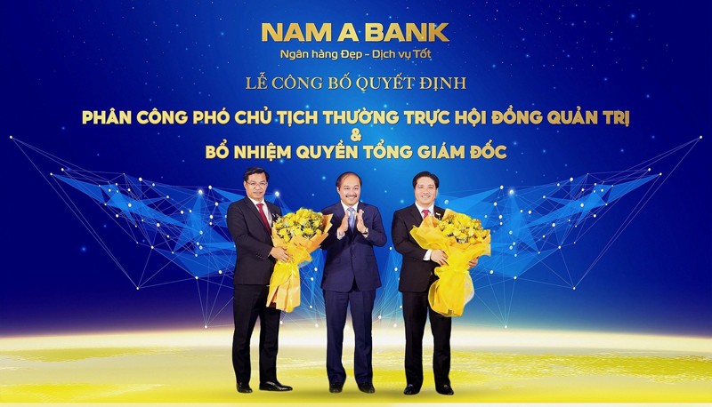 Ông Trần Ngô Phúc Vũ - Chủ tịch HĐQT Nam A Bank tặng hoa chúc mừng ông Trần Ngọc Tâm và ông Trần Khải Hoàn