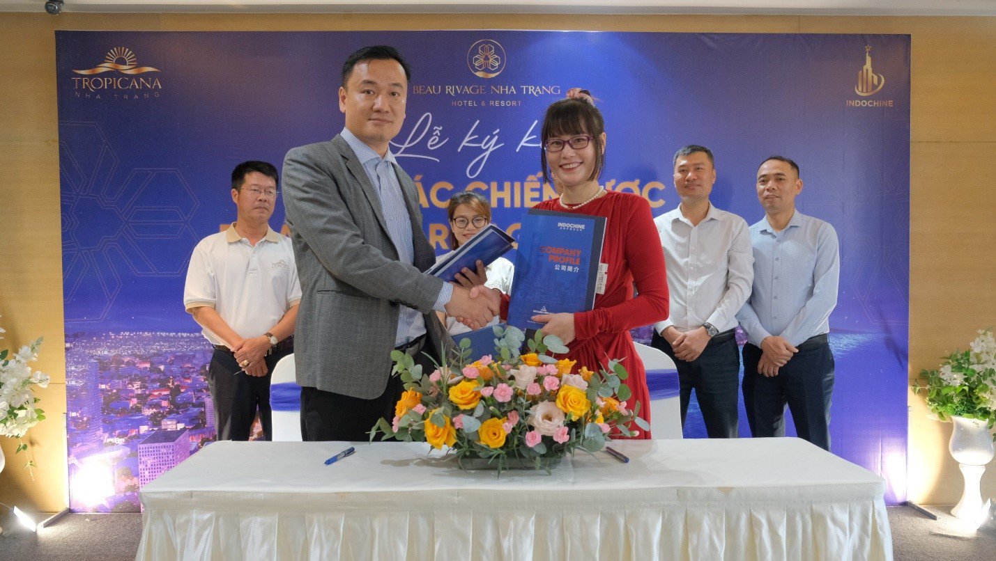 Đại diện lãnh đạo hai đơn vị thực hiện nghi thức ký kết hợp tác