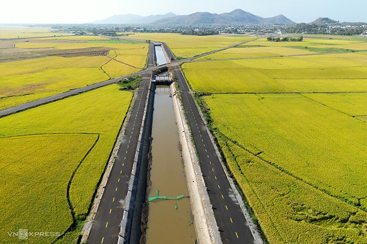 Tuyến mương dẫn nước ở xã An Ngãi (sát bên An Nhứt) cũng được nâng cấp sửa chữa, thảm nhựa.