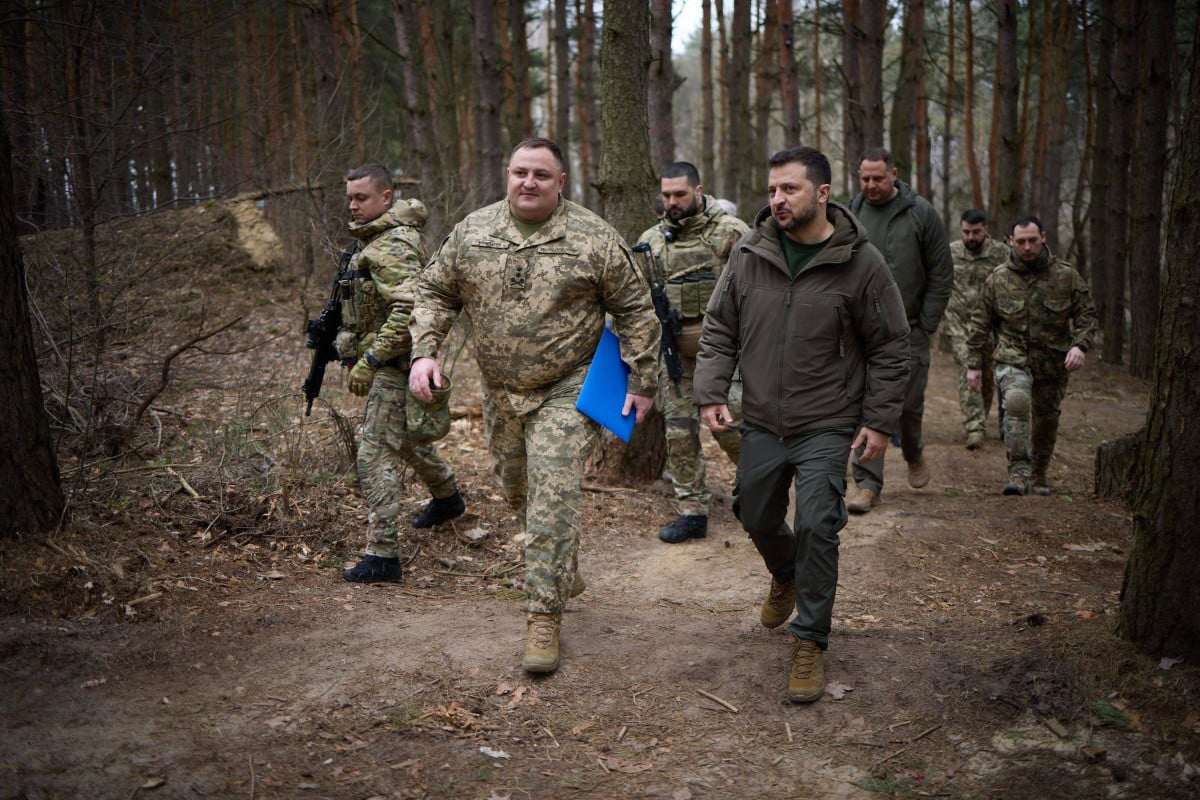 Ông Zelensky tới thăm tiền tuyến vùng Sumy (ảnh: Reuters)