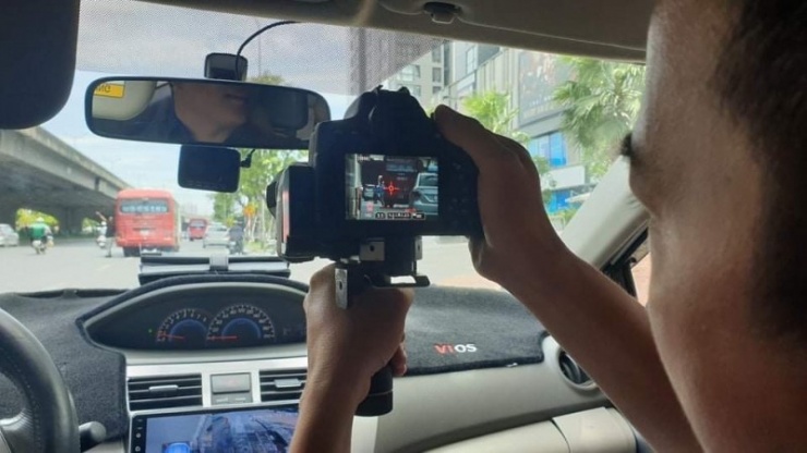 Cán bộ CSGT ghi hình phương tiện vi phạm.