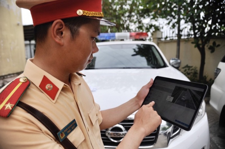 Các phương tiện vi phạm được hệ thống giám sát ghi lại chuyển về thiết bị cầm tay của CSGT