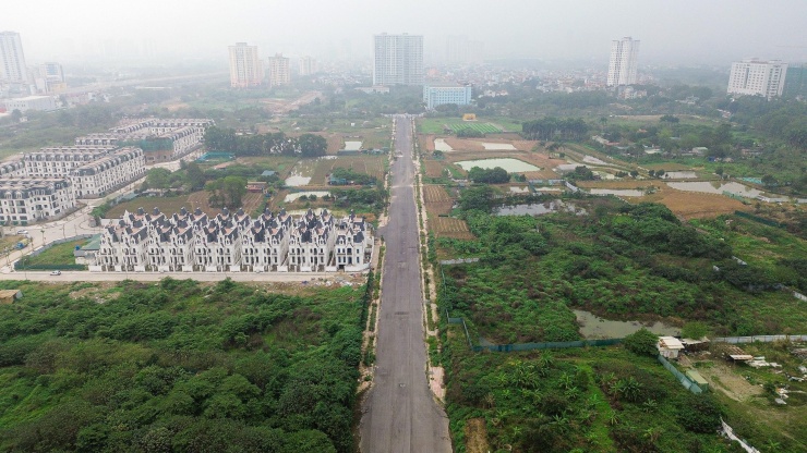 Được biết, đối với việc giải phóng mặt bằng ở đoạn cuối này, UBND quận Bắc Từ Liêm đã ban hành Quyết định số 3077/QĐ-UBND ngày 2-10-2023 về việc phê duyệt phương án điều chỉnh, bổ sung bồi thường, hỗ trợ và tái định cư khi Nhà nước thu hồi đất để thực hiện Dự án xây dựng tuyến đường nối Hoàng Tăng Bí - Phố Viên tại phường Đức Thắng