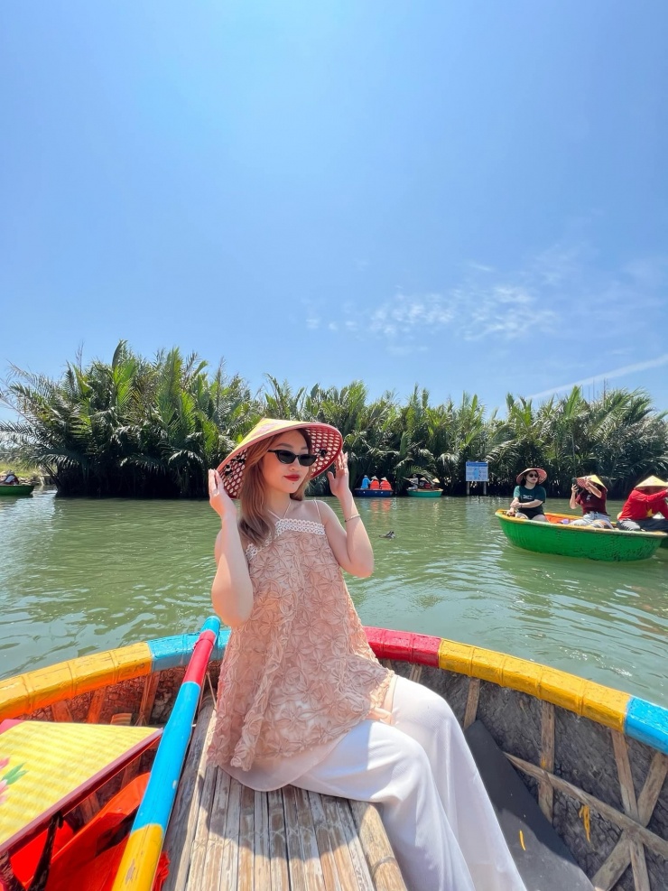 Du khách đến rừng dừa nổi tiếng ở Hội An.