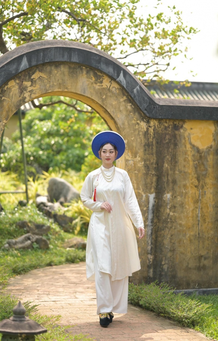 Quỳnh Trang tham quan Hoàng Cung Huế.