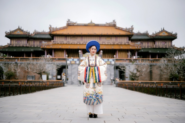 Du khách diện cổ phục tham quan di tích Huế.