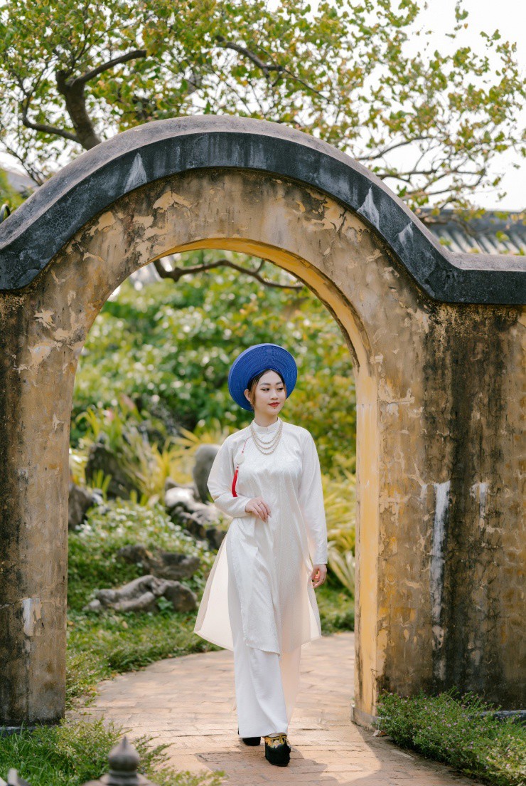 Trang thích thú khi được diện cổ phục tham quan Huế.