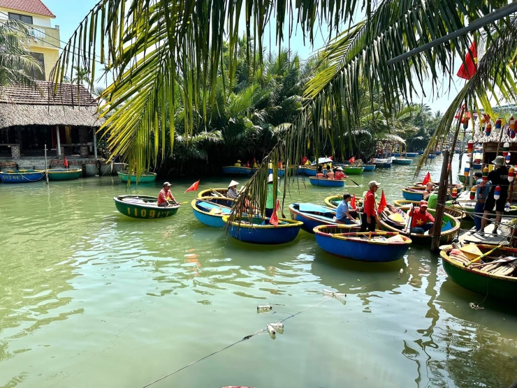 Không gian yên bình và không kém phần sôi động.