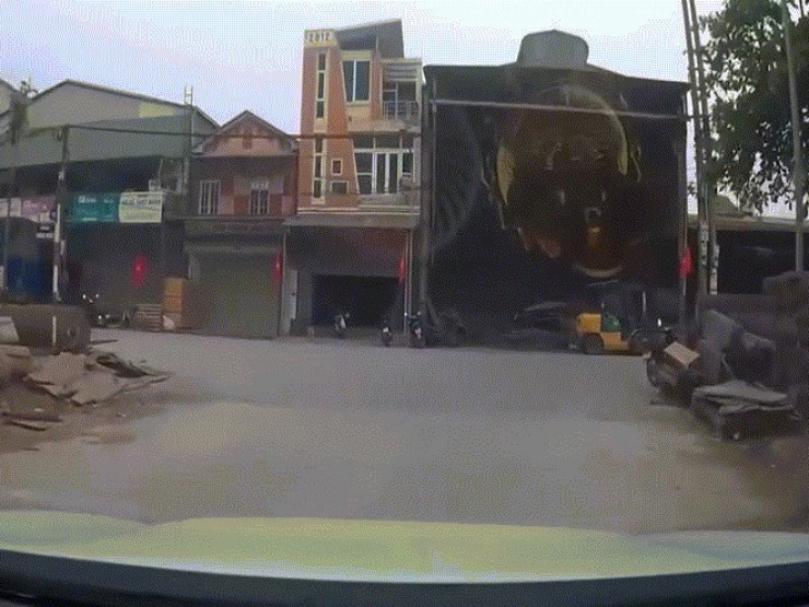 Clip: Hú hồn cô gái ôm cua vào ngõ đối đầu ô tô nguy hiểm