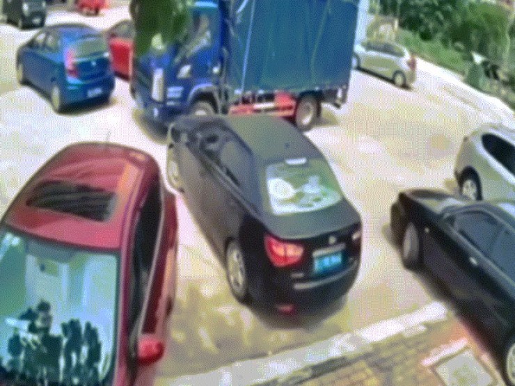 Clip: Pha đánh xe ra khỏi nơi đỗ khá cồng kềnh và cái kết ngao ngán