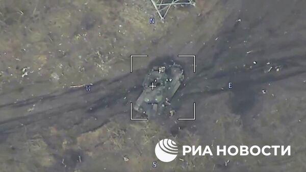 Hình ảnh một thiết giáp của Ukraine bị UAV Nga nhắm mục tiêu. Ảnh: RiaNovosti