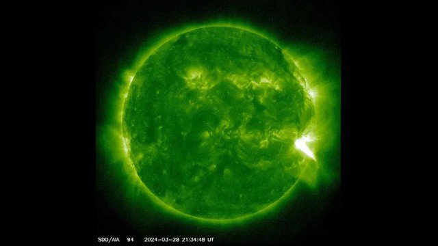 Khoảnh khắc ngọn lửa Mặt Trời bùng lên, nguyên nhân sâu xa của sự cố mất sóng vô tuyến - Ảnh: SDO/NASA