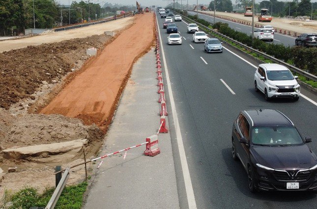 Hiện cao tốc Cầu Giẽ - Ninh Bình hai bên đều có nhiều công trường thi công chiếm dụng lòng đường cao tốc.