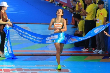 Hoàng Thị Ngọc Hoa vô địch khó tin, vỡ òa tại vạch đích Tiền Phong Marathon 2024
