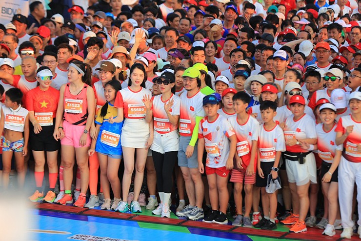 Người đẹp khoe sắc, dàn "diễn viên" độc lạ tại Tiền Phong Marathon 2024 - 1