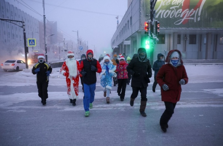 Những người tham gia cuộc đua đêm
giao thừa chạy dọc theo một con phố sau khi nhiệt độ xuống dưới âm
47 độ C ở Yakutsk, nằm ở phía Đông Bắc Siberia, Nga. Ảnh:
Reuters