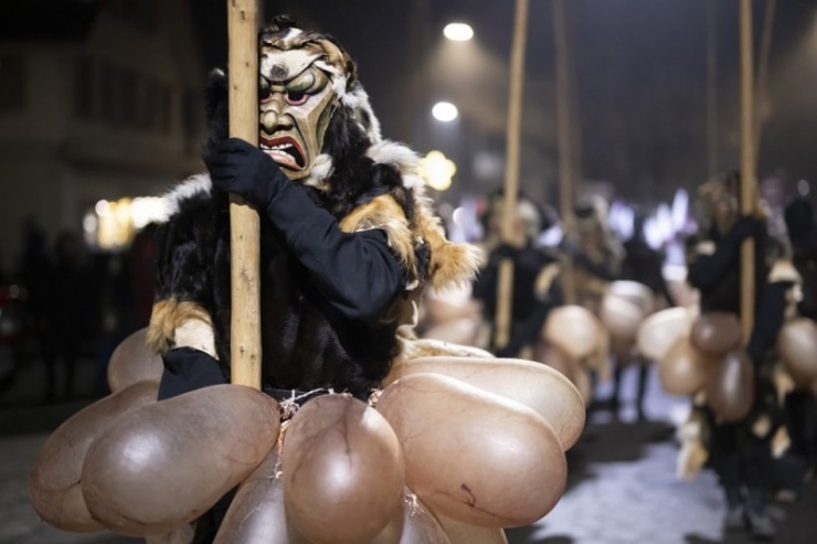 Người dân hóa trang tham gia đám rước
Achetringele truyền thống ở Laupen, Thụy Sĩ. Ảnh: EPA