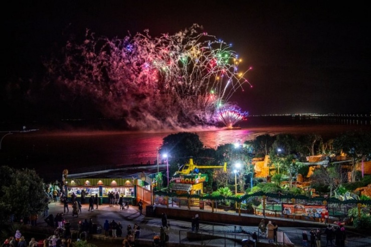 Southend là nơi đầu tiên tổ chức màn
bắn pháo hoa trên bờ biển vào đêm giao thừa tại Vương quốc Anh.
Ảnh: The Guardian